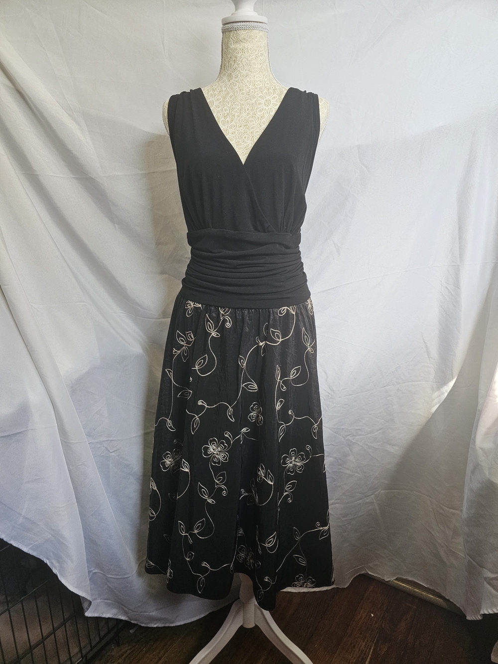 Black W/cream Floral Embroidered Skirt V-Nk  Slvless Dress.  Sz 14 (18).
